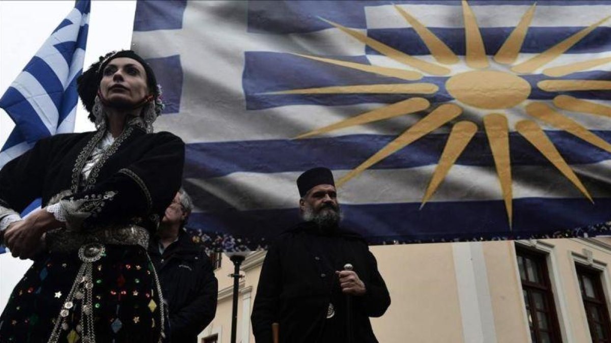 Personas ataviadas con trajes tradicionales se manifiestan en Atenas contra que Grecia acepte la nueva denominación del Estado de Macedonia como República de Macedonia del Norte, el 22 de enero del 2019.