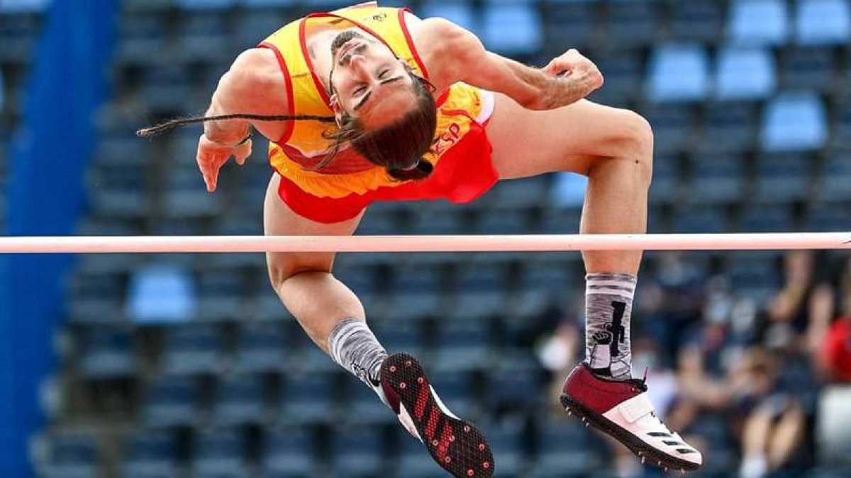 El deportista leonés Dani Pérez durante la prueba de salto de altura en la que conquistó el récord de España. DANI PEÑA