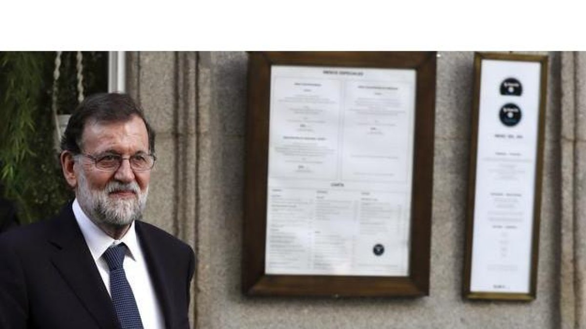 El presidente del Gobierno, Mariano Rajoy, a su salida de un restaurante en las inmediaciones del Congreso de los Diputados, horas después de fracasar en el pleno la moción de censura que presentó el grupo parlamentario Unidos Podemos contra él.