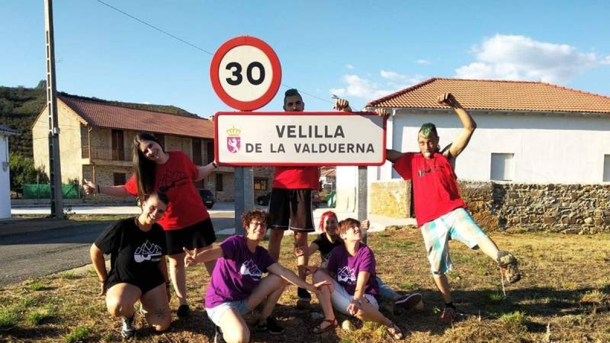 El grupo de Tilenus Fest, ayer en Velilla de la Valduerna para dar los últimos arreglos para el festival a favor de Adavas. DL