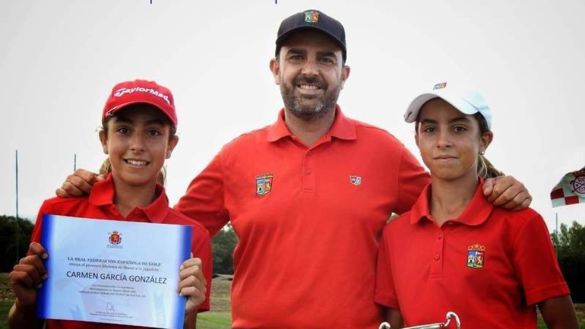 Las gemelas Carmen y Cristina García junto a su entrenador, el golfista Jorge García. DL