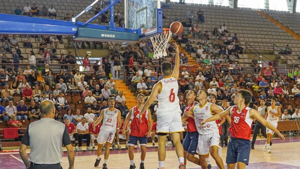 Partido entre la Cultural dde baloncesto y el Grupo Covadonga. MIGUEL F. B.