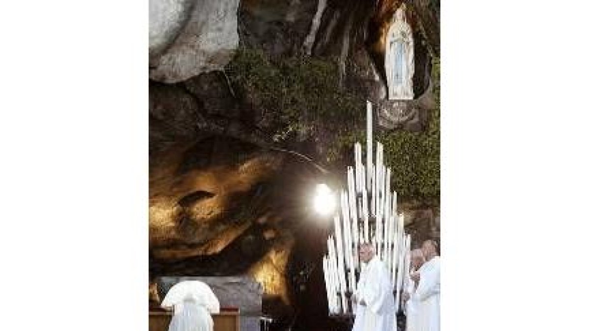 El Papa reza en la cueva ante la imagen de la Virgen de Lourdes