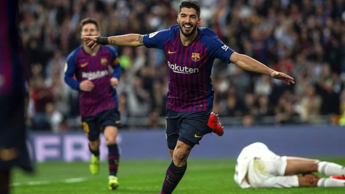 Luis Suárez marcó dos goles, el tercero lo hizo Varane en propia puerta, para llevar al Barcelona a una nueva final, a pesar de que el Madrid dominó en la primera parte. KIKO HUESCA