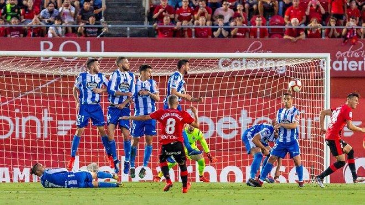 Salva Sevilla lanza una falta en el partido de este domingo ante el Depor