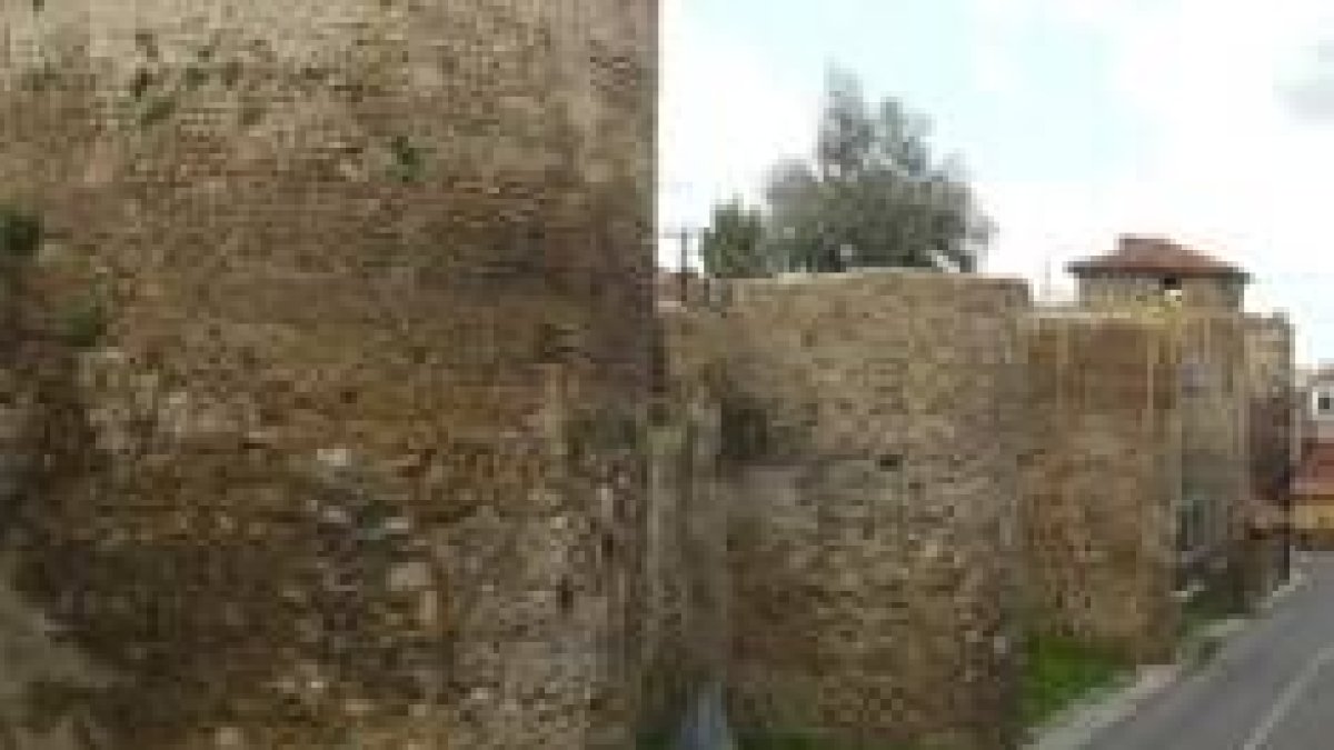 Todo indica que fueron los cubos la parte de la muralla que se construyó con tropas de Oriente