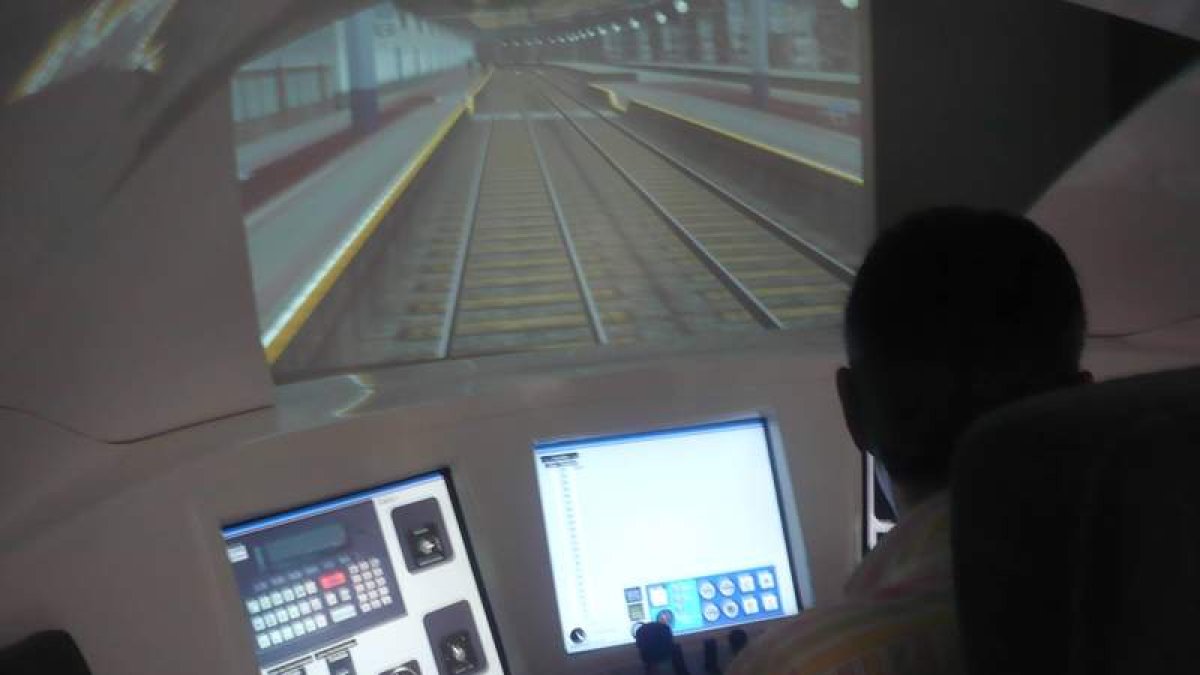 Una de las cabinas de simulación de la escuela de maquinistas de Renfe en León. DL