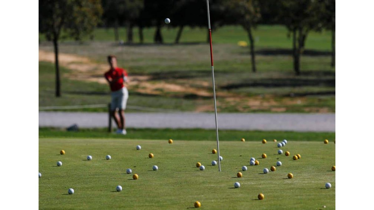 El campo de golf de San Miguel alberga las prácticas. JESÚS F. SALVADORES