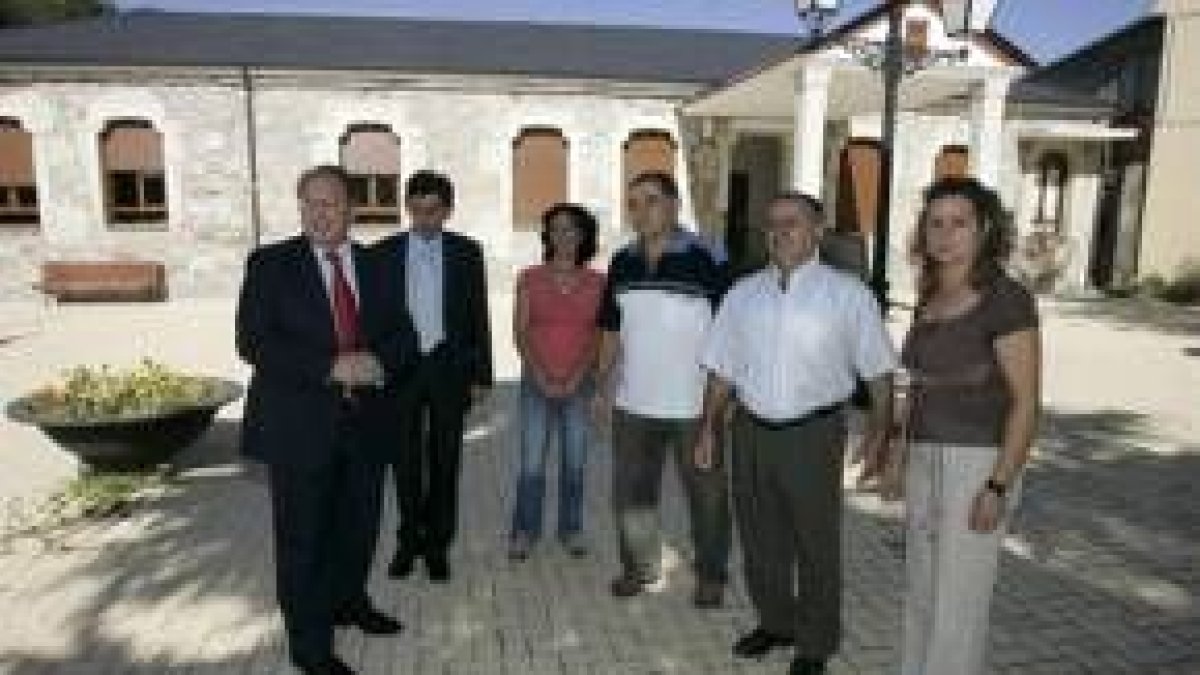 Eduardo Fernández y Jaime González, ayer en Sancedo con la alcaldesa (derecha) y su equipo