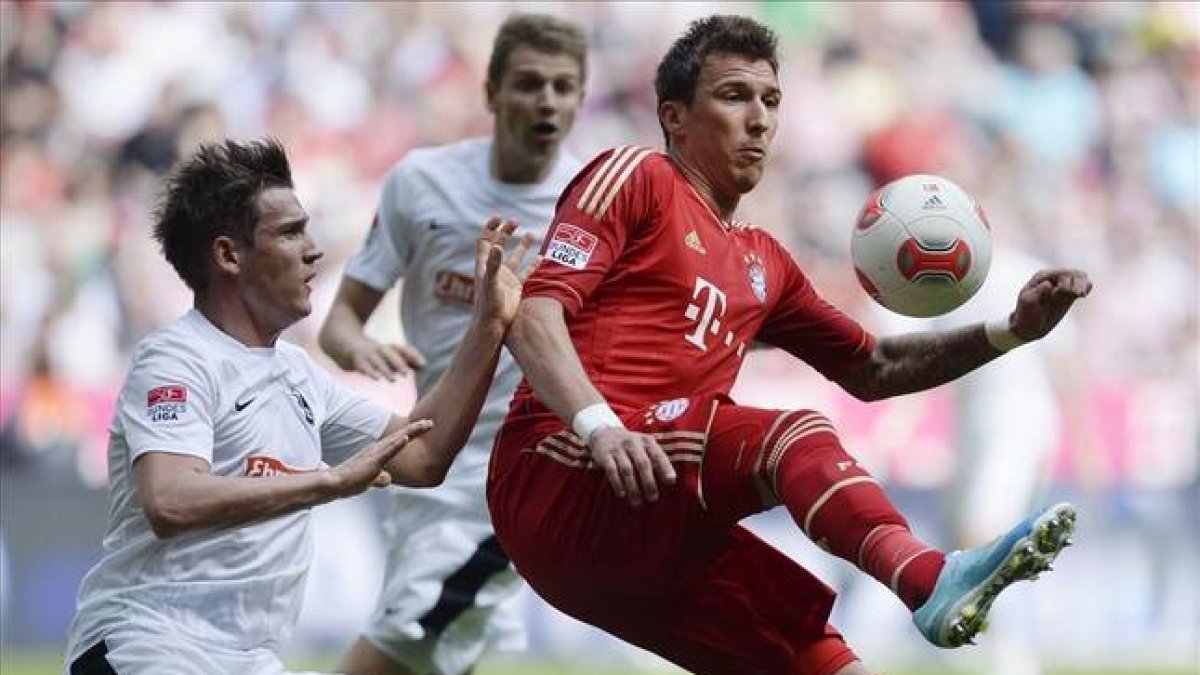 Mandzukic controla un balón en un partido del Bayern.