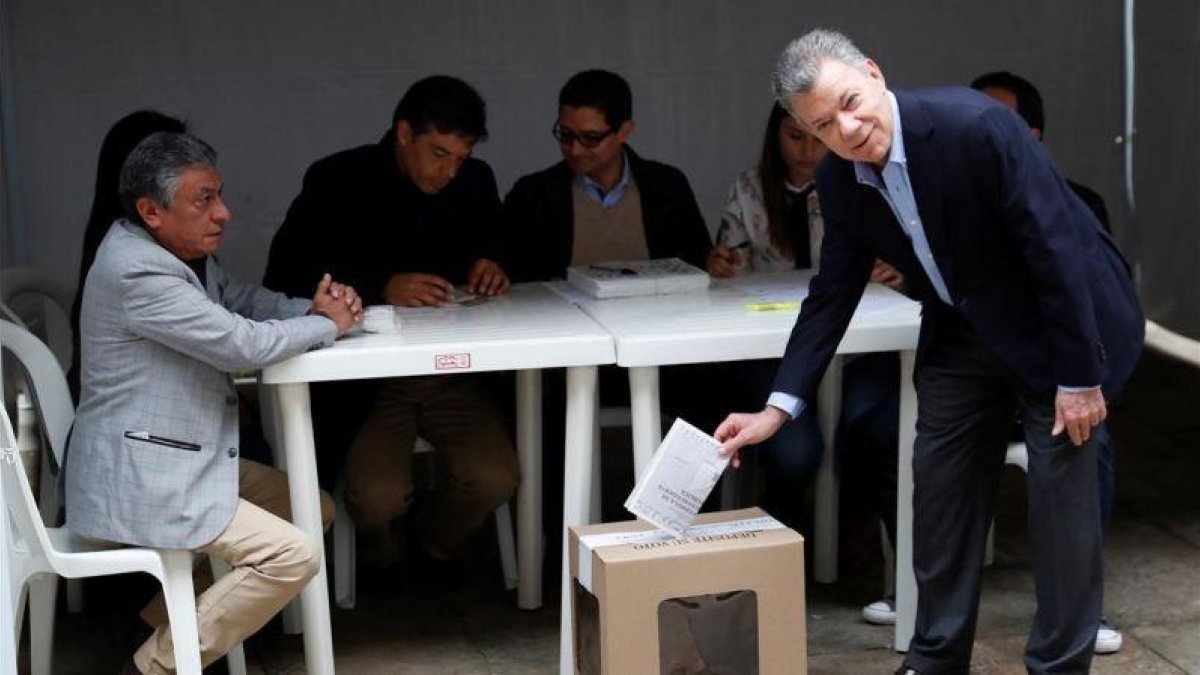 El presidente colombiano, Juan Manuel Santos, en el momento de depositar su voto en Bogotá.