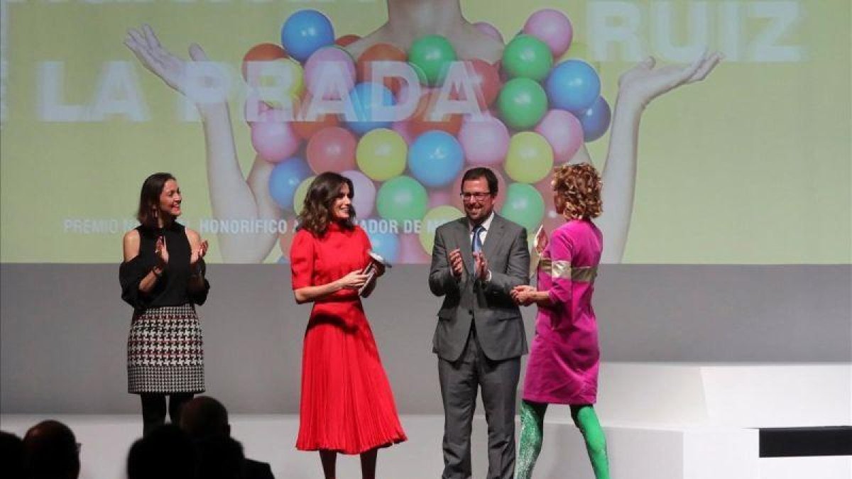La reina Letizia entrega el premio a la diseñadora y empresaria Ághata Ruiz de la Prada.