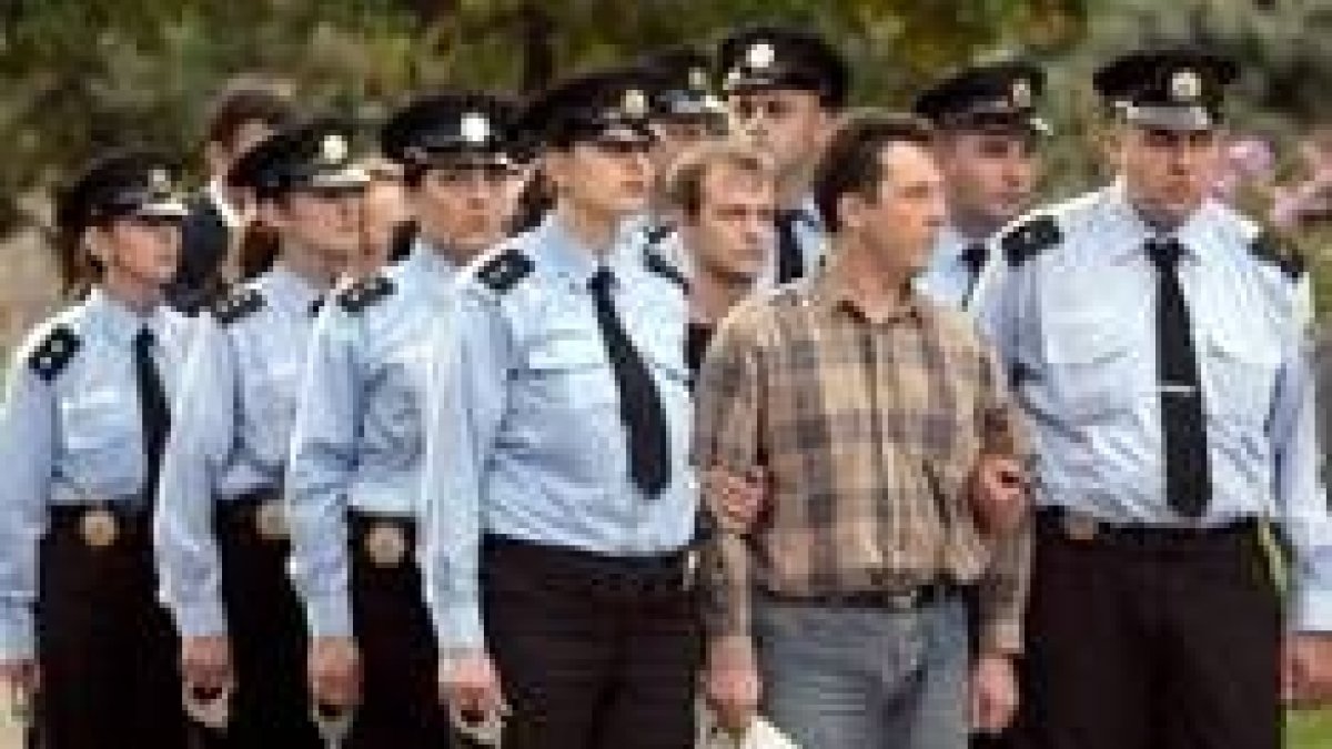 Agentes de policía georgianos custodian a los militares rusos acusados de espionaje