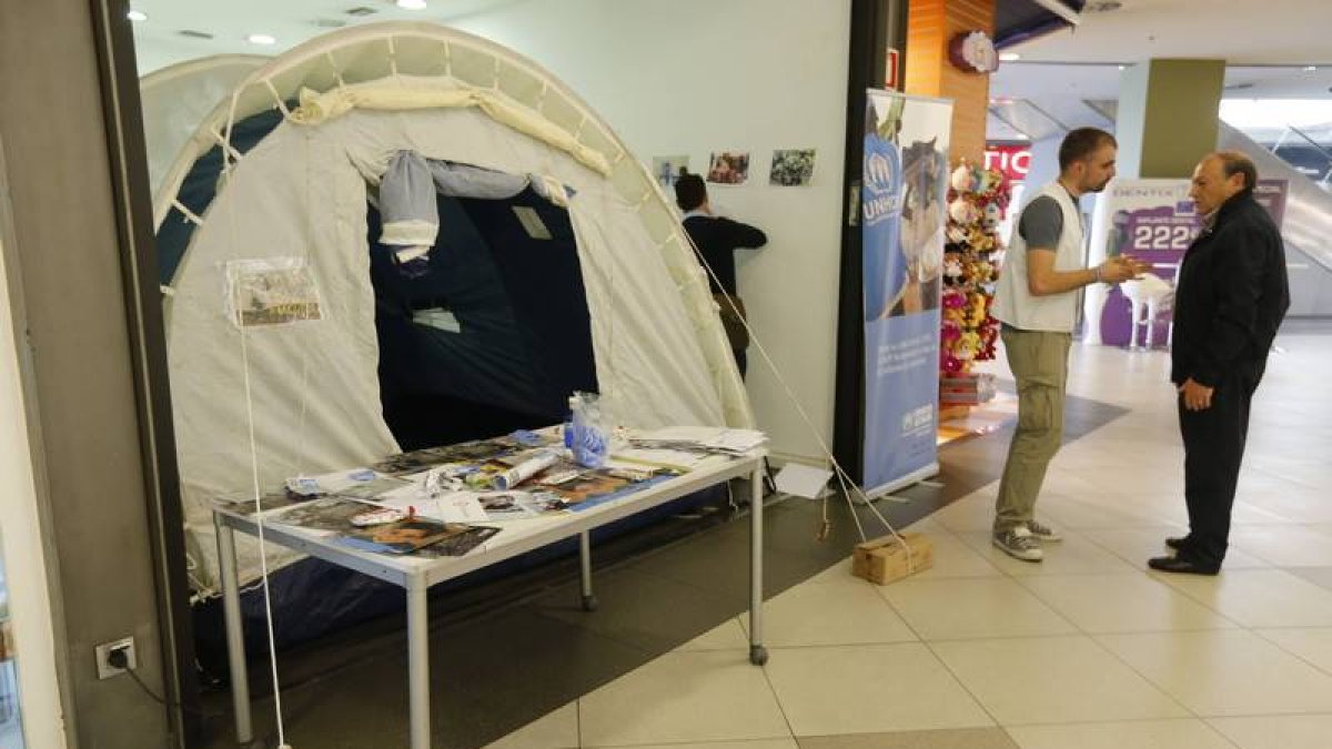 Una carpa de Acnur muestra las tiendas para refugiados. Está instalada en el centro comercial León Plaza hasta mañana