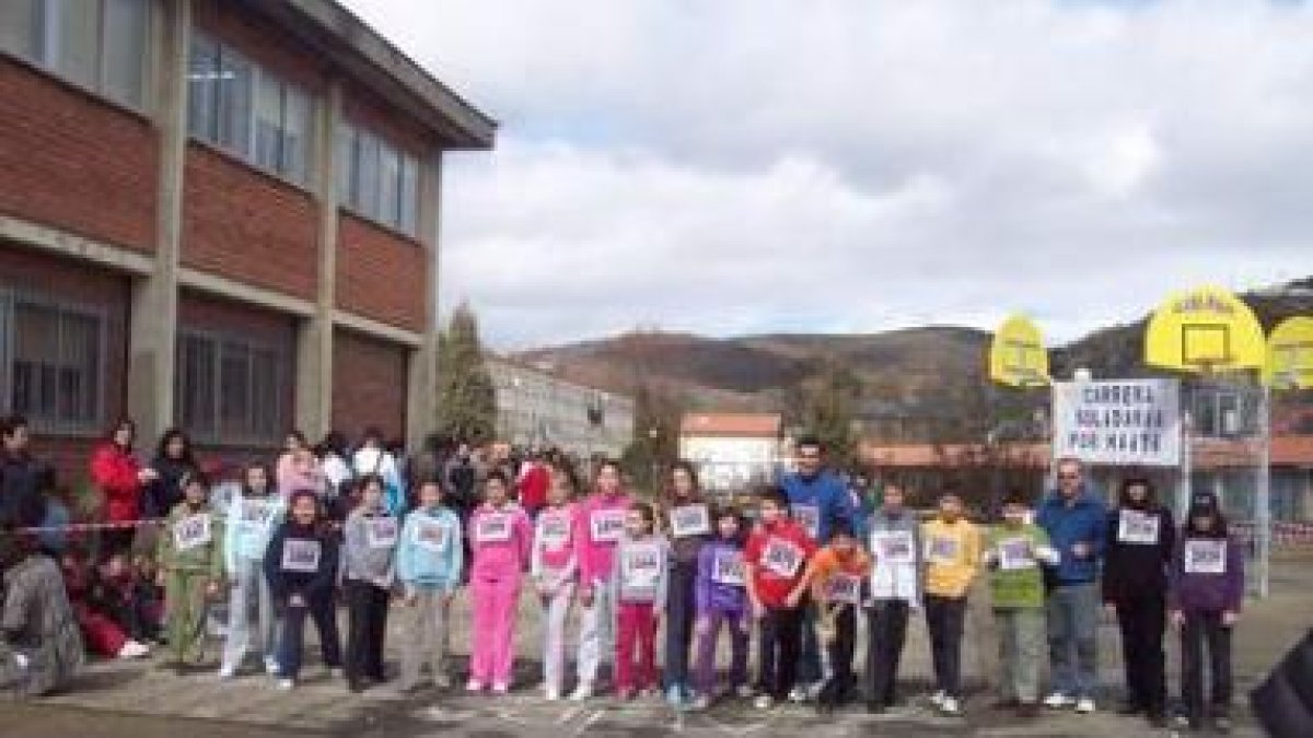 Los niños del colegio, durante la carrera solidaria.
