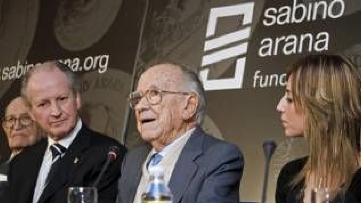 José María Bengoa, Juan María Atutxa, Santiago Carrillo y Almudena Cid, durante la rueda de prensa