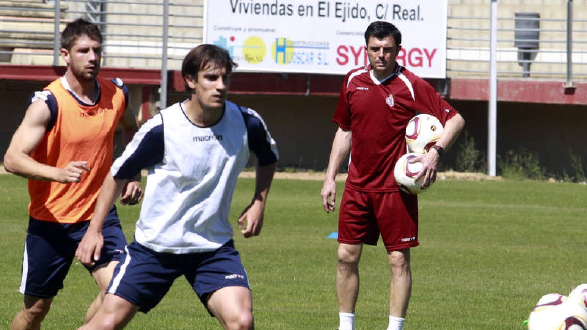 Álex Vázquez, a la izquierda, es uno de los jugadores que a la Cultural le interesa renovar.