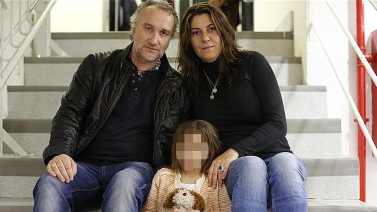 Nadia Nerea, con sus padres Fernando Blanco y Marga Garau