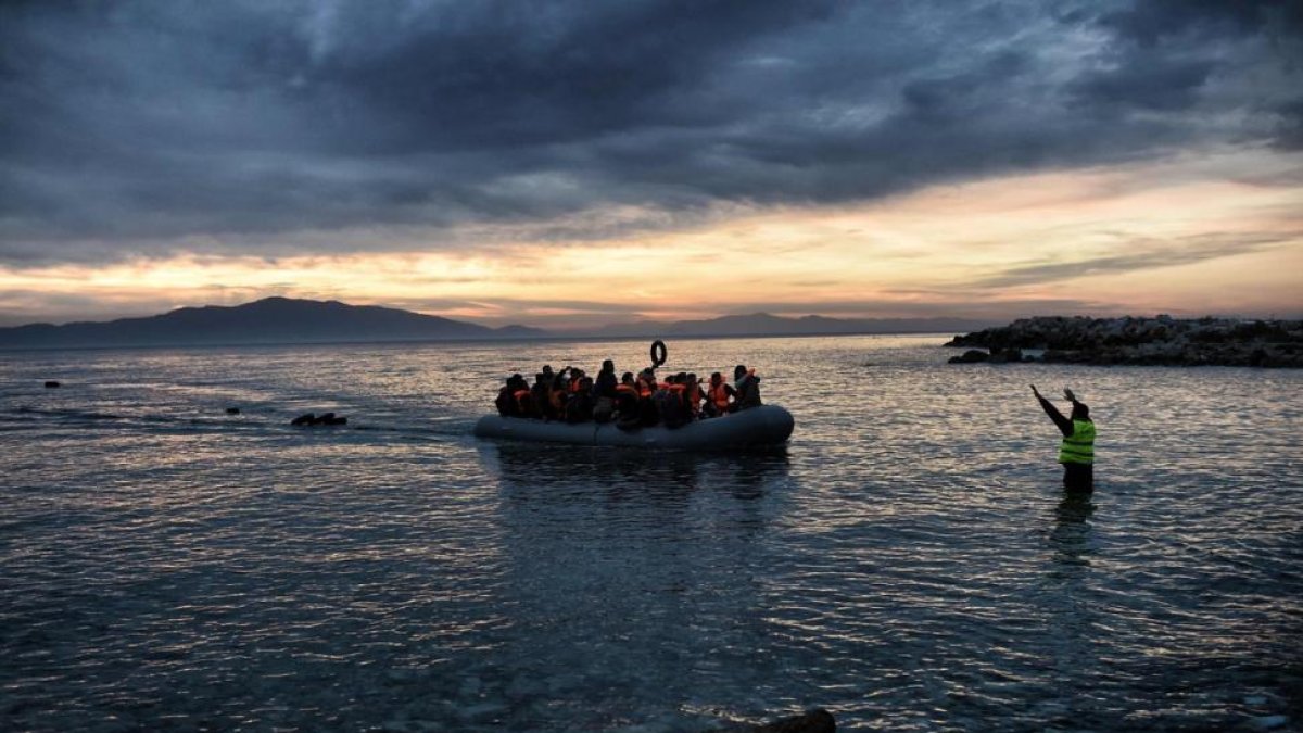 Refugiados e inmigrantes llegan a la isla de Lesbos en lanchas neumáticas.