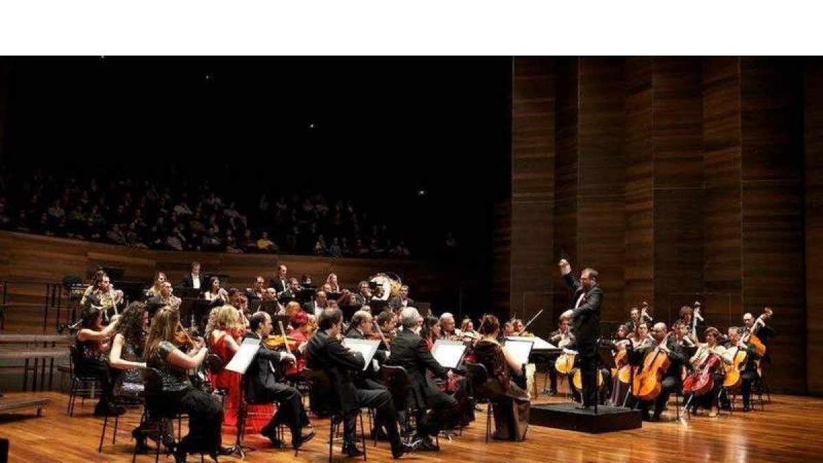 La Orquesta Sinfónica de León Odón Alonso, durante un pasado concierto en el Auditorio. DL