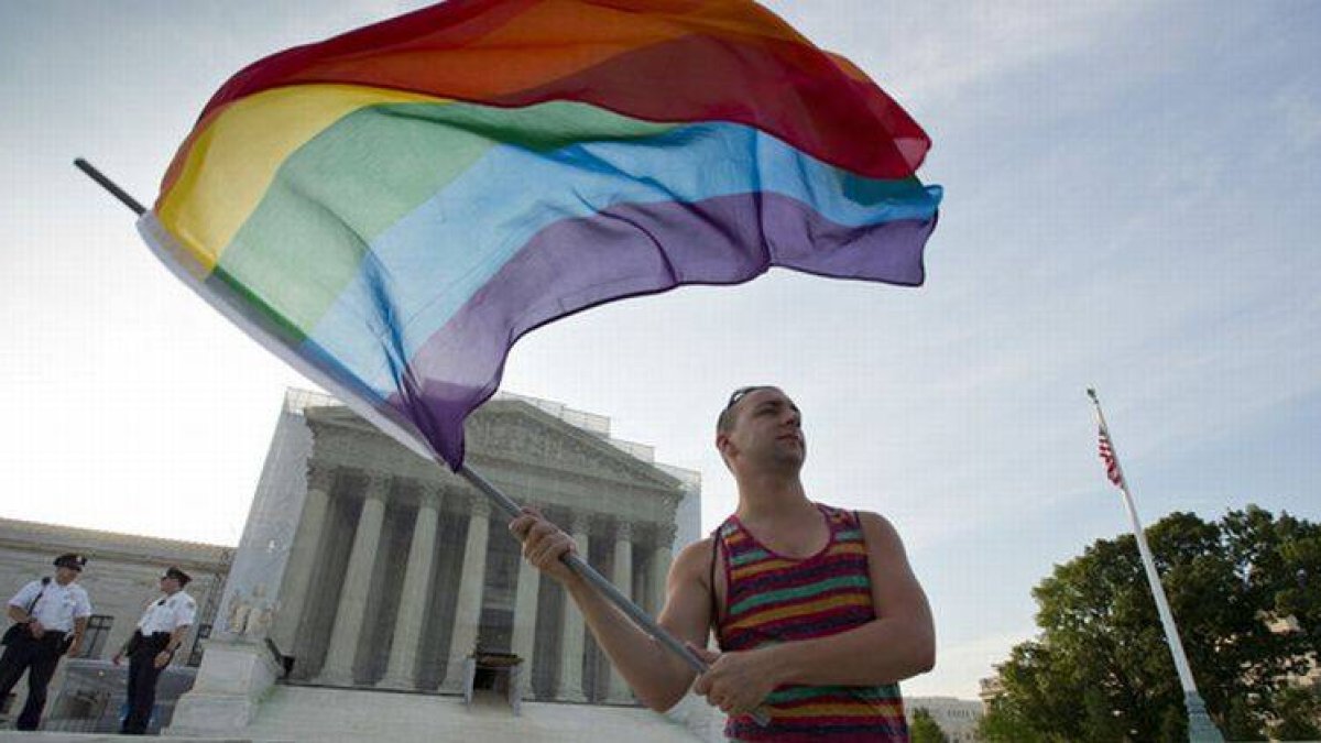 Un manifestante ondea una bandera gay a las puertas del Supremo estadounidense, este miércoles, tras conocerse la derogación de la ley.