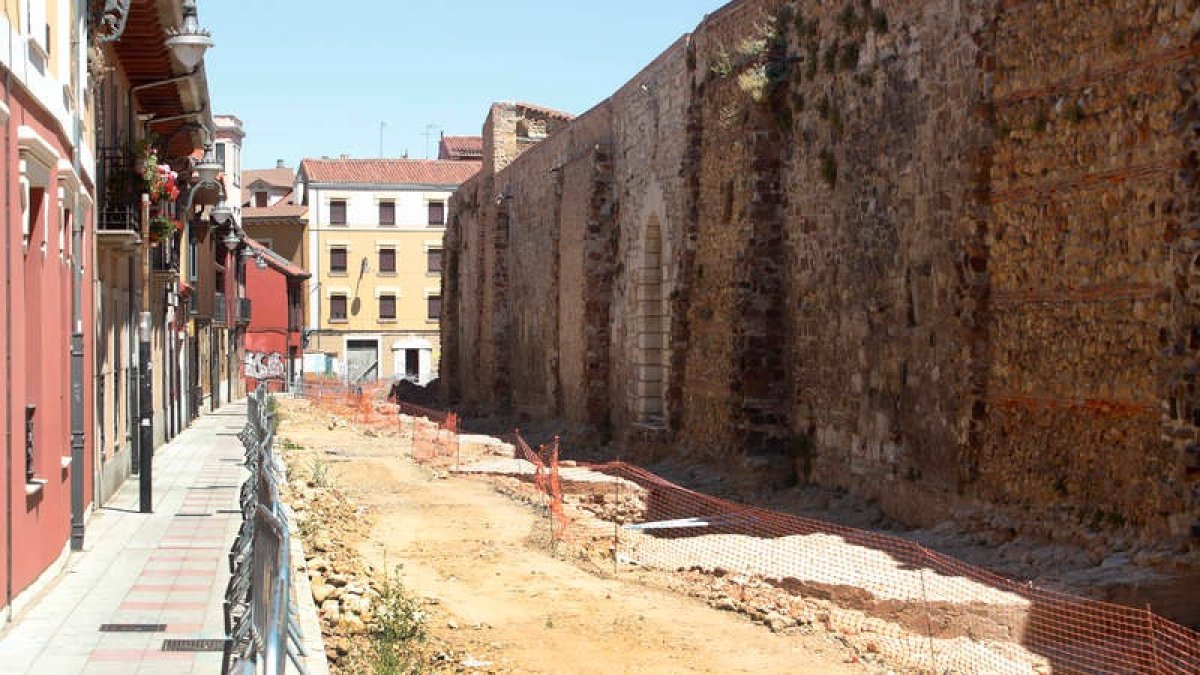 Los restos de los cubos de la Muralla de León en la calle Carreras. RAMIRO