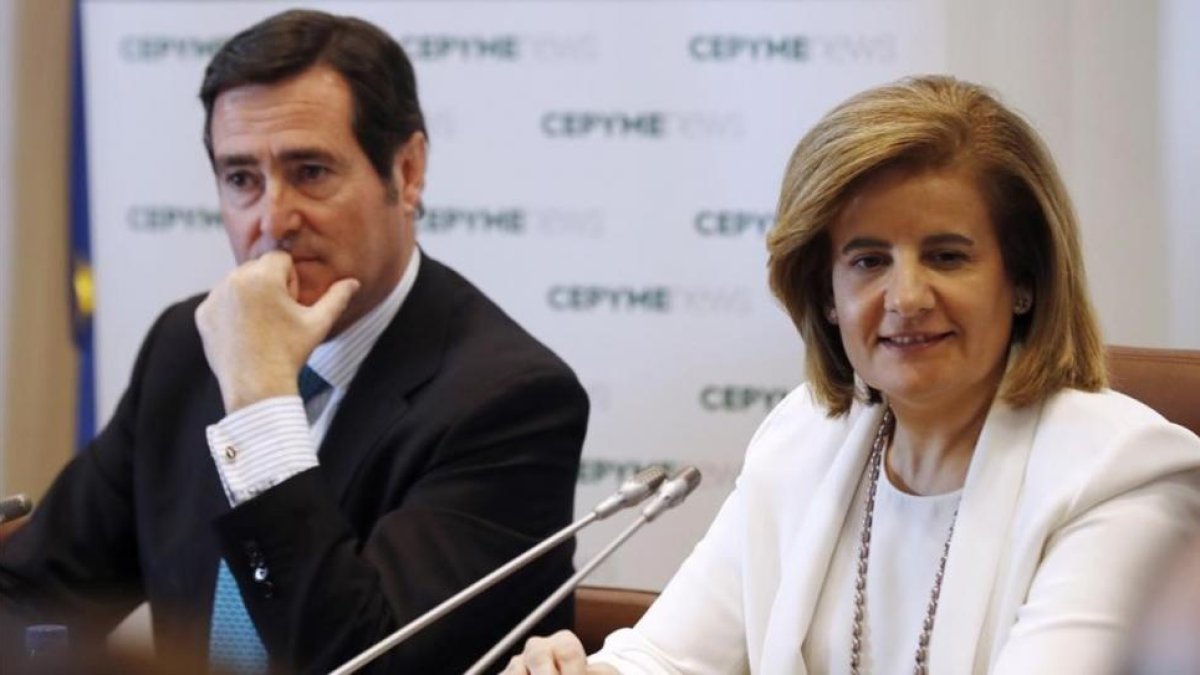 Fátima Báñez, ministra de Empleo, junto a Antonio Garamenti, presidente de CEPYME.