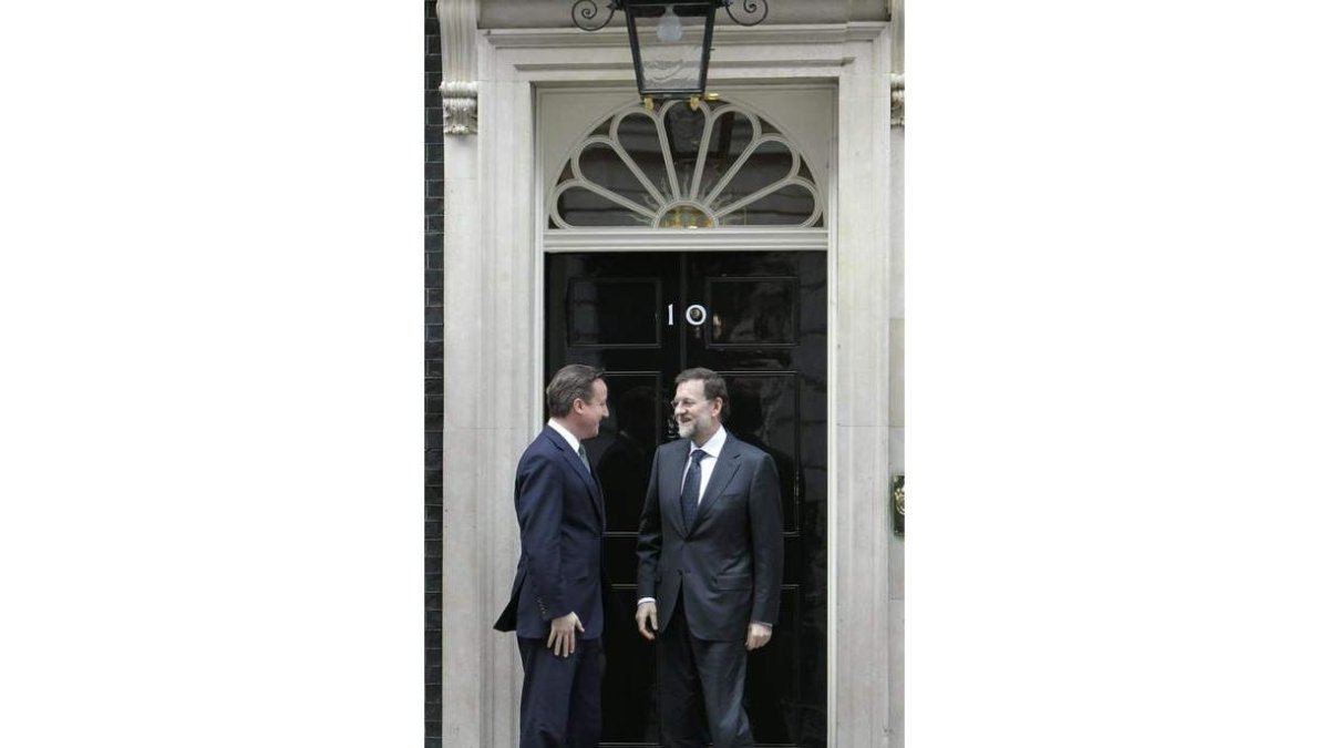 Cameron recibe a Rajoy en su residencia en Downing Street.