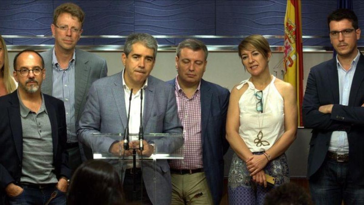 El portavoz de Convergència, Francesc Homs, con algunos de los diputados de su partido, en el Congreso.