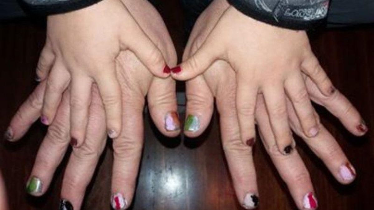 El padre vasco Jesus Fernando Ruiz Moneo ha compartido en Facebook una foto con las uñas pintadas junto a su hijo de 5 años, Luken.