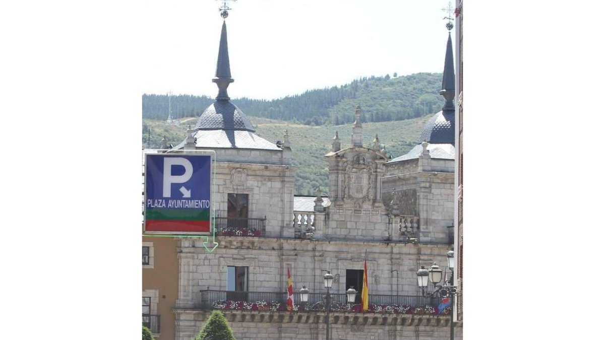 La fachada del consistorio ponferradino desde la calle Ancha.