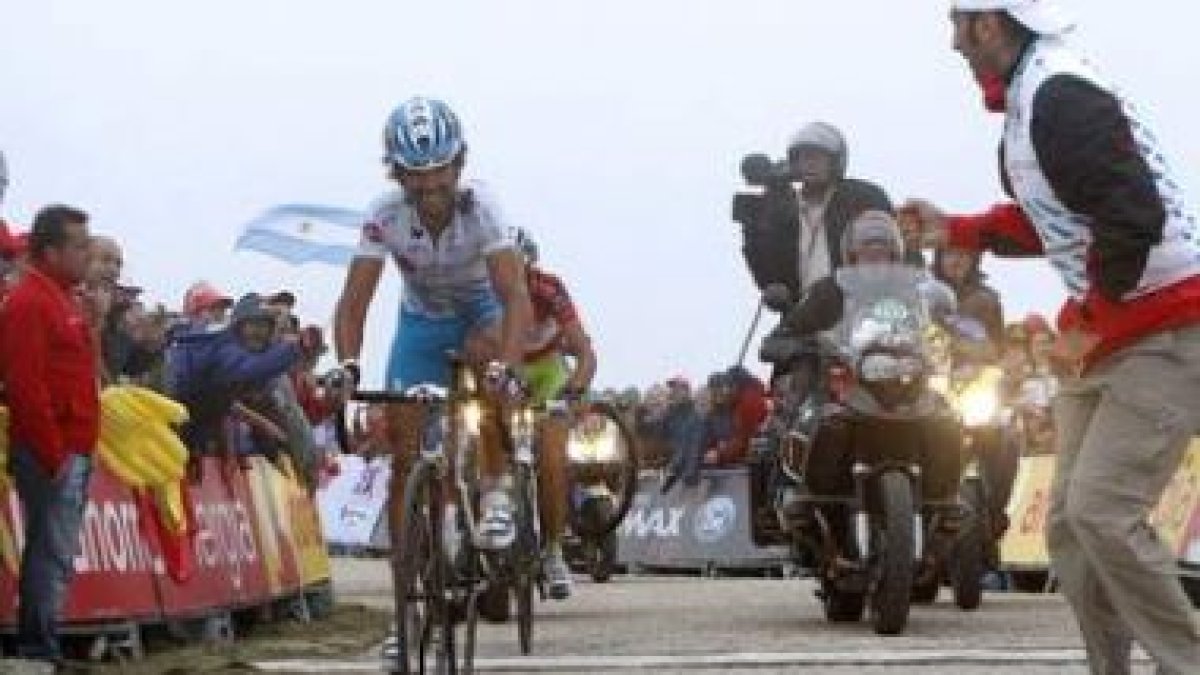 El español Ezequiel Mosquera (Xacobeo) seguido por el italiano Vicenzo Nibali (Liquigas) en la recta