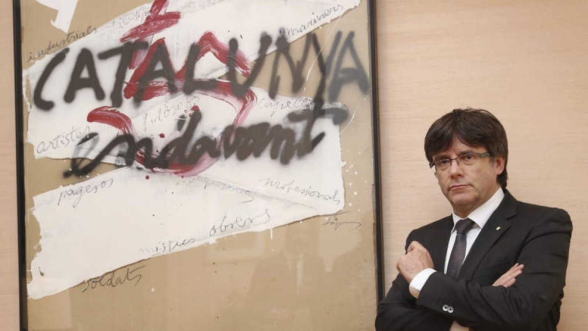Puigdemont, posando con un cuadro con el lema ‘Catalunya endavant’ (cataluña adelante). J. BEDMAR