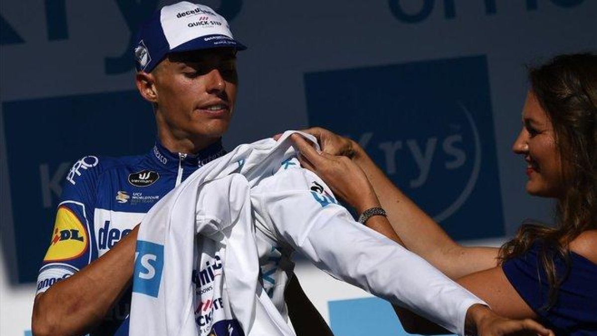 Enric Mas se viste de blanco en el podio del Tour.