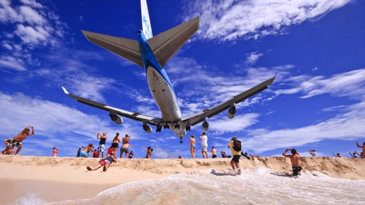 Los aviones pasan a escasos metros de la playa.