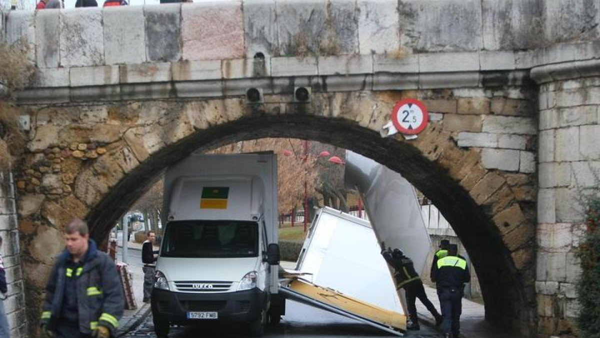 Una imagen frecuente en el estrecho puente del Paseo de Salamanca