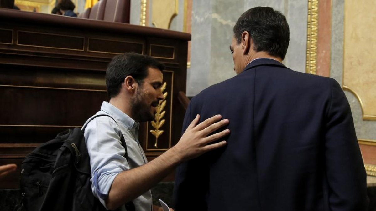 Alberto Garzón y Pedro Sánchez en el Congreso de los diputados.