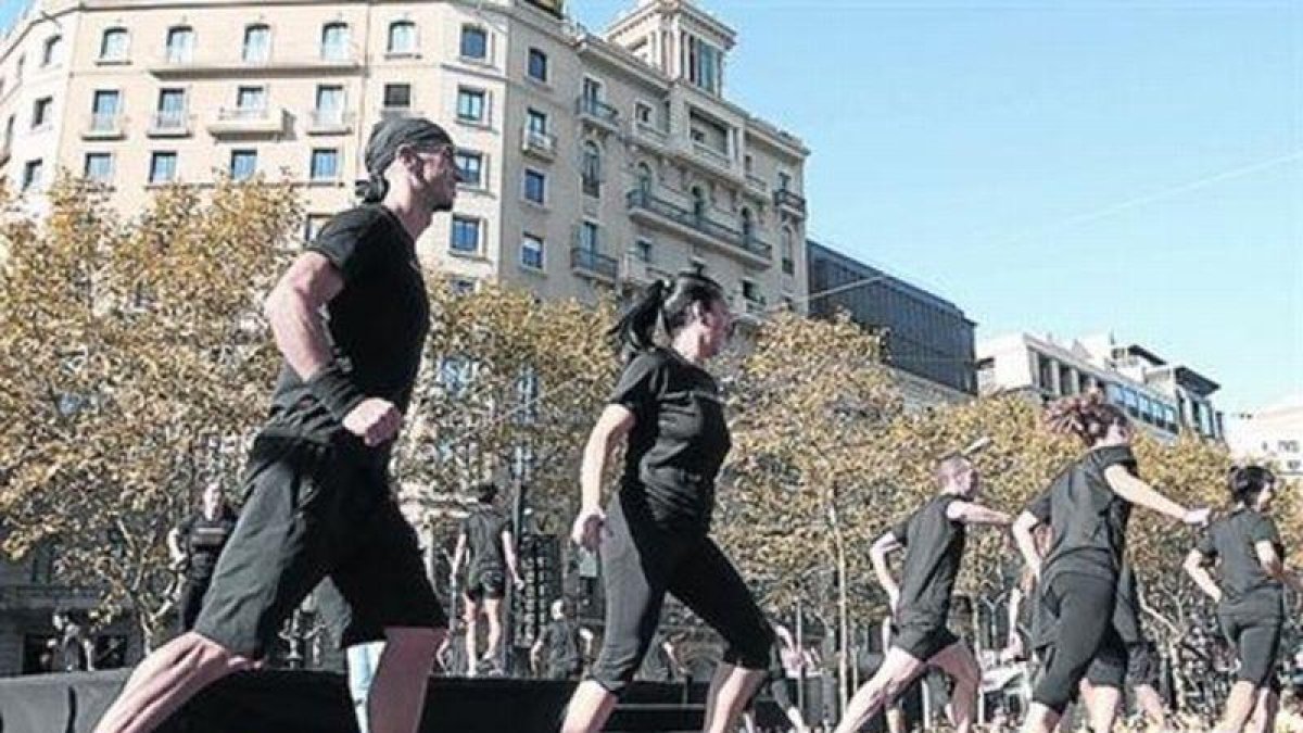 Un grupo de usuarios participan en una actividad cardiovascular del 'Fitness Day', origen de la jornada 'Esport en Família'.