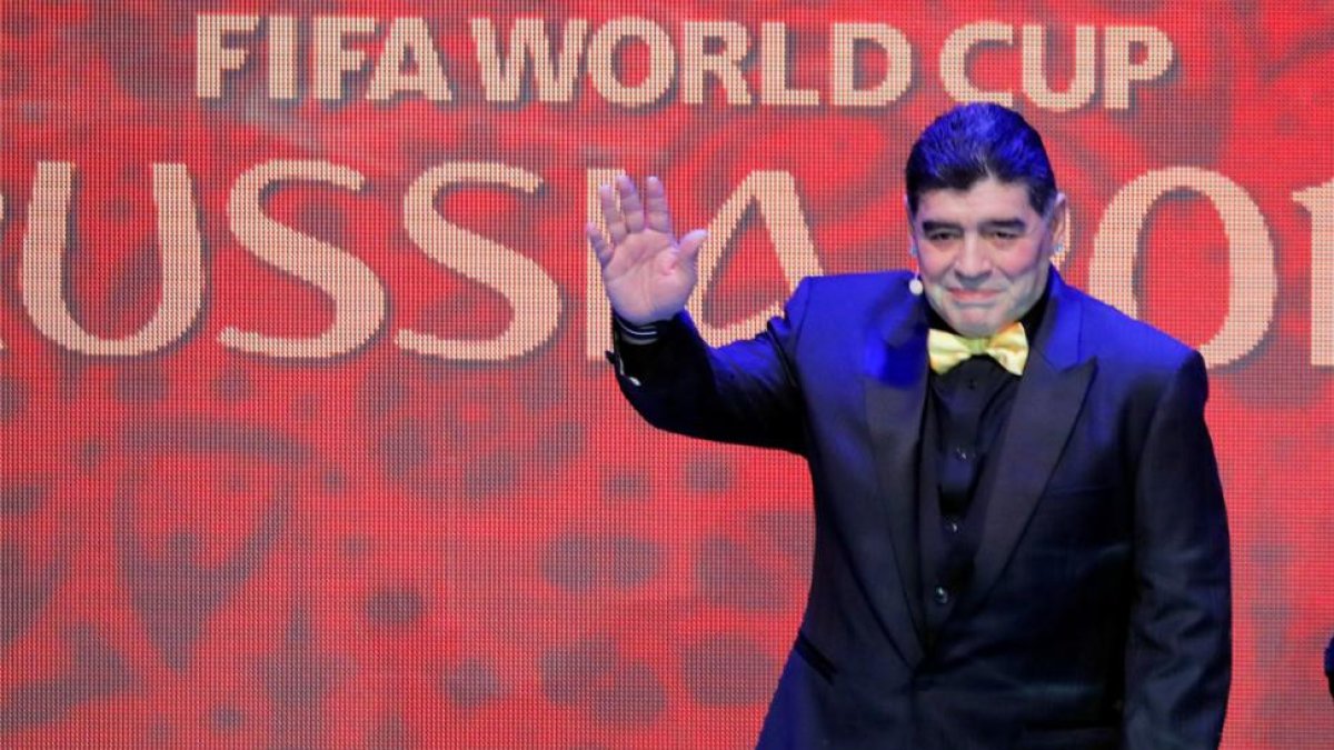 Maradona, durante el sorteo del Mundial de fútbol, en Moscú.