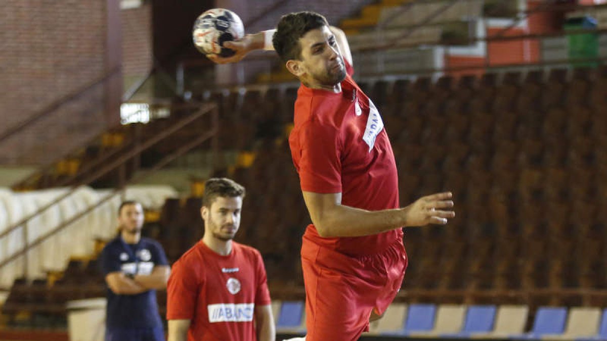 Predrag Vejin estudia ofertas de varios clubes para tomar una decisión sobre dónde jugará la próxima temporada. FERNANDO OTERO