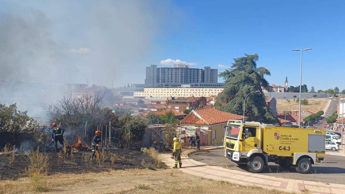 La rápida intervención de los Bomberos de León permitió sofocar en una hora el fuego junto al Centro Cívico León Oeste. M.J.M.