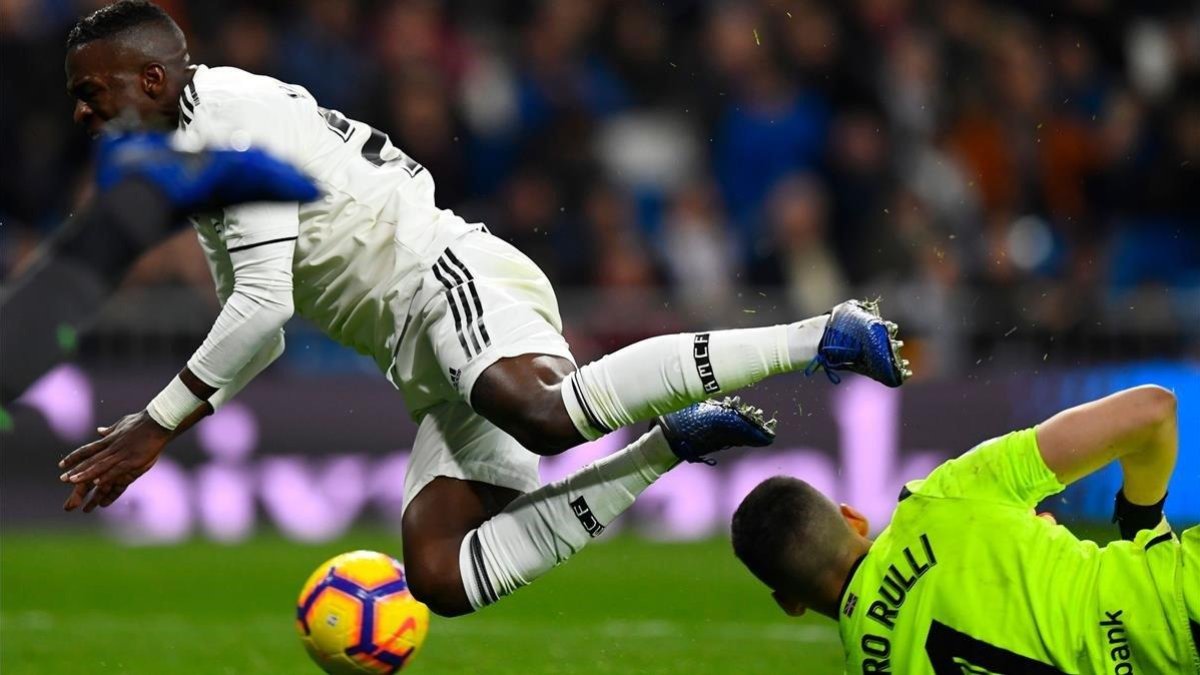 Vinicius cae ante Rulli, este domingo en el Bernabéu.