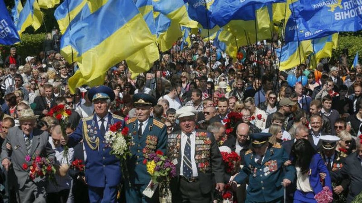 Veteranos de la Segunda Guerra Mundial celebran en Kiev el aniversario de la victoria frente a la Alemania nazi, el pasado viernes.