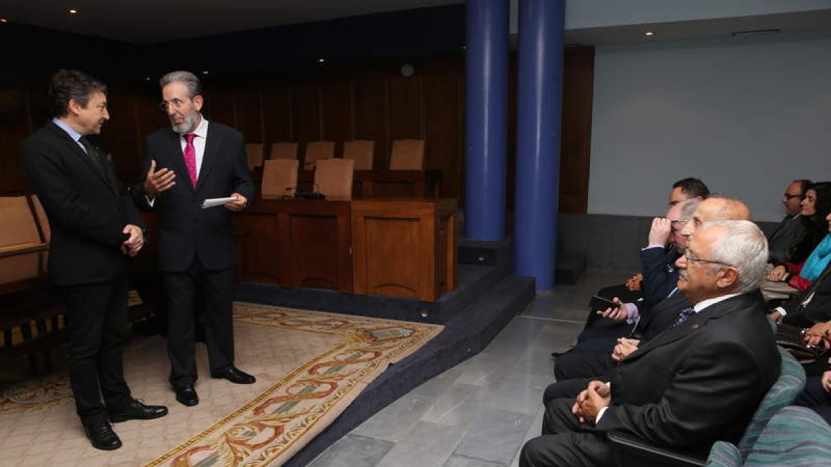 Folgueral y González, antes de intervenir ante los miembros de la agrupación de autoescuelas.