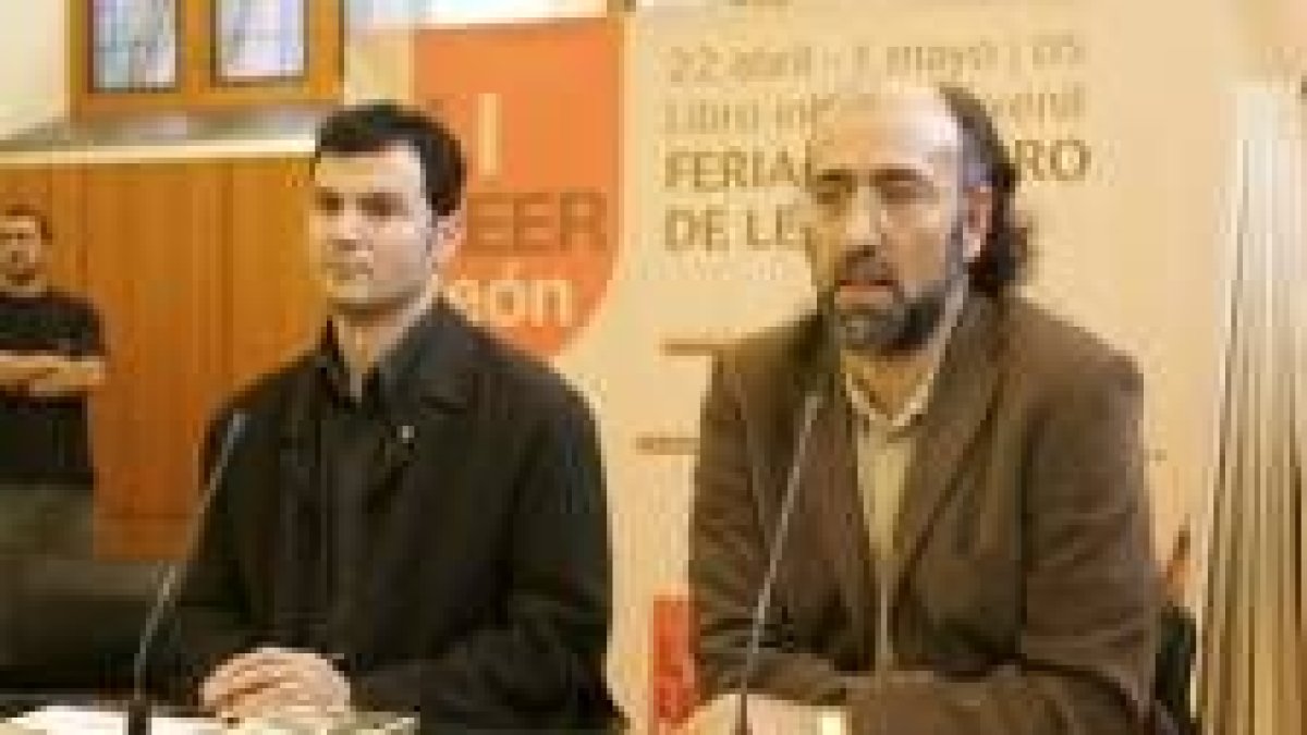 Pedro Víctor Fernández junto a Rogelio Blanco, director general del Libro