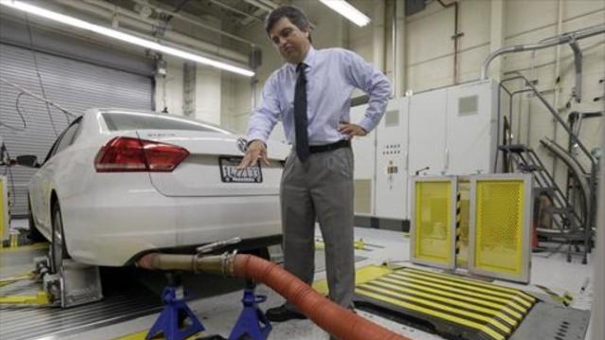 Control de emisiones de un Volkswagen en California.