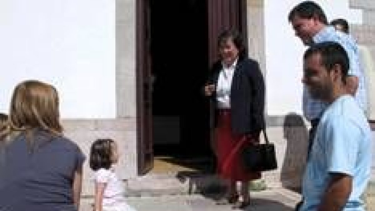 Mercedes Fernández a la entrada de las escuelas de Oseja de Sajambre conversa con una niña