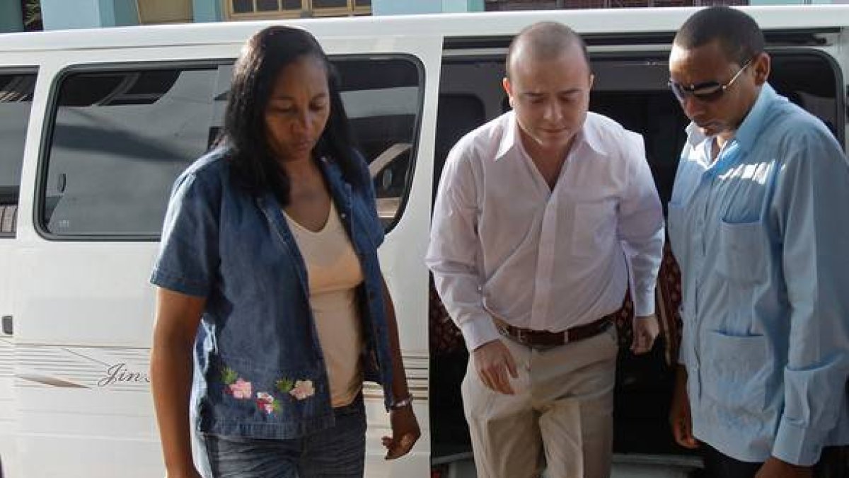 Dos agentes cubanos escoltan a Ángel Carromero a su llegada a los juzgados, el pasado 5 de octubre, en Bayamo (Cuba).