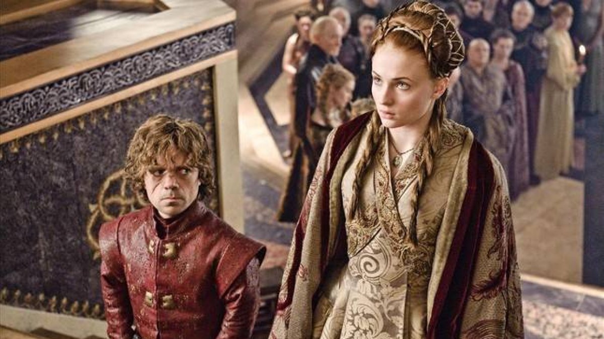 Los actores Peter Dinklage y Sophie Turner, en la serie de la HBO 'Juego de tronos'.