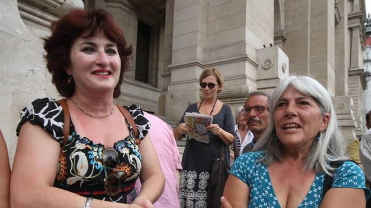 Merçona Puig Antich (derecha), hermana de Salvador Puig Antich, junto a Paqui Maqueda, tras declarar ante la justicia argentina por los crímenes del franquismo, en Buenos Aires.